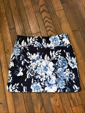 SC&CO Blue and White Floral Skort Size XXL. Exc condition
